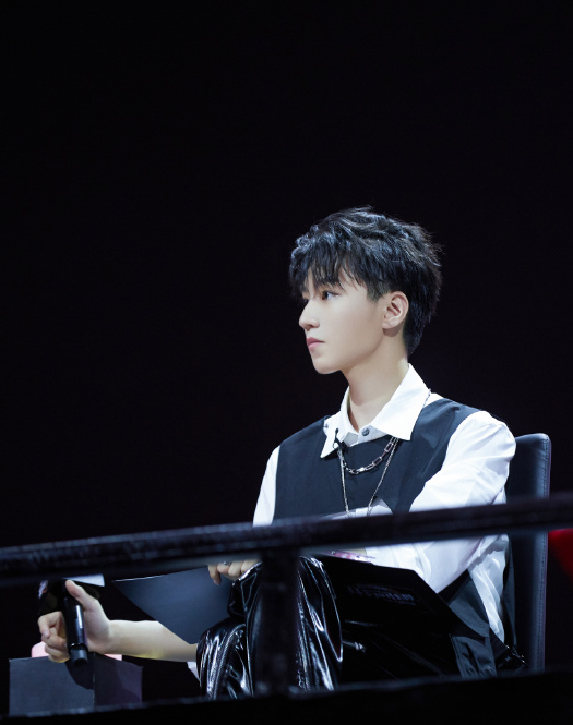 王俊凯|有种“整容”叫王俊凯长高，梳起刘海像超模，默默努力赶超千玺