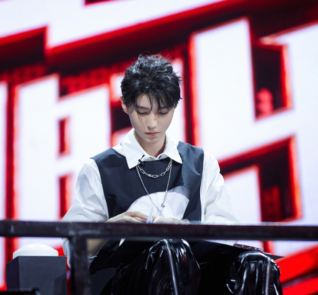 王俊凯|有种“整容”叫王俊凯长高，梳起刘海像超模，默默努力赶超千玺