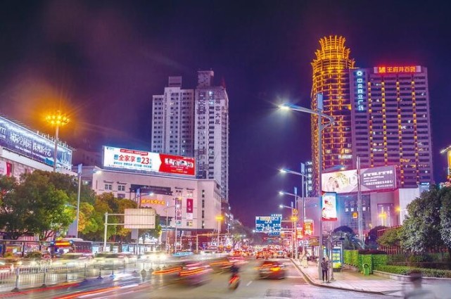 株洲市中心广场街头的智慧路灯