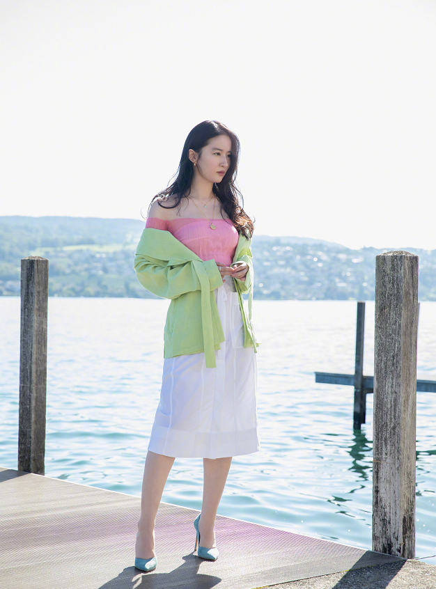 刘亦菲终于回国晒海边美照却变钢圈腿这身材是认真的