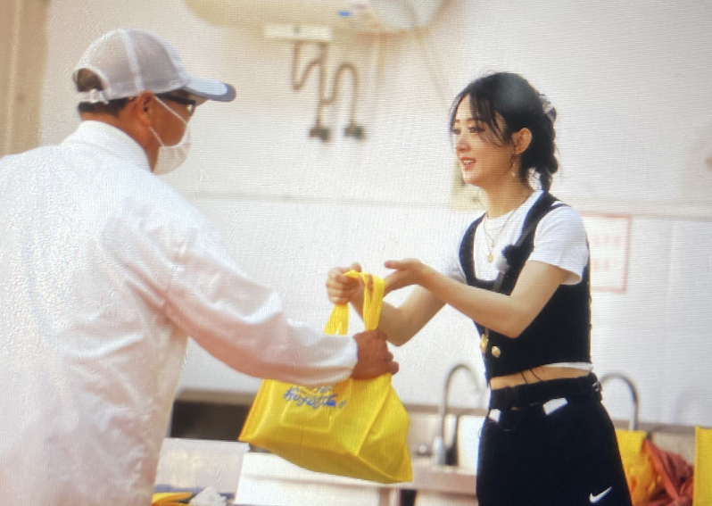 中餐厅|《中餐厅》晒杀青照，赵丽颖绝对C位，而粉丝们却在找杨超越