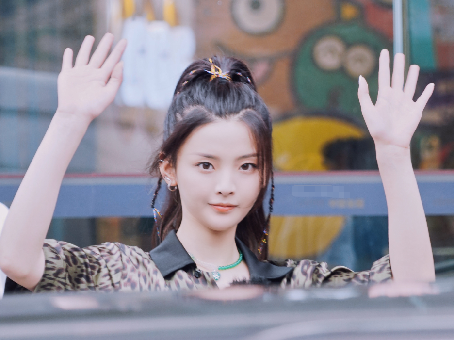 中餐厅|《中餐厅》晒杀青照，赵丽颖绝对C位，而粉丝们却在找杨超越