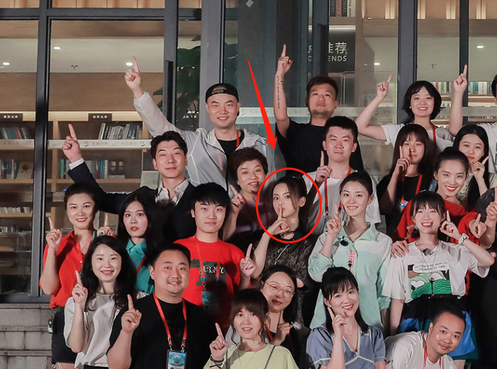 中餐厅|《中餐厅》晒杀青照，赵丽颖绝对C位，而粉丝们却在找杨超越