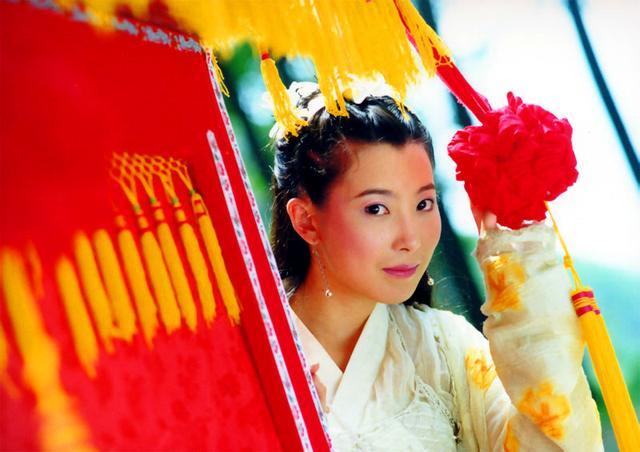 按照拍摄时间来说,出演"朱七七"时的张棪琰年方22岁,还是个未出校门的