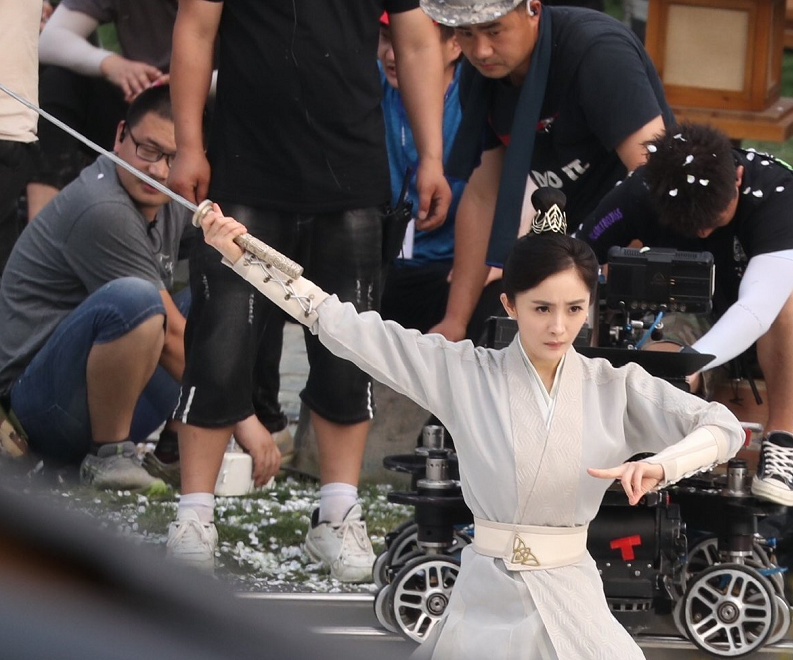 斛珠夫人|《斛珠夫人》尚未杀青，又被曝接了都市闪婚剧，杨幂尽显职业态度