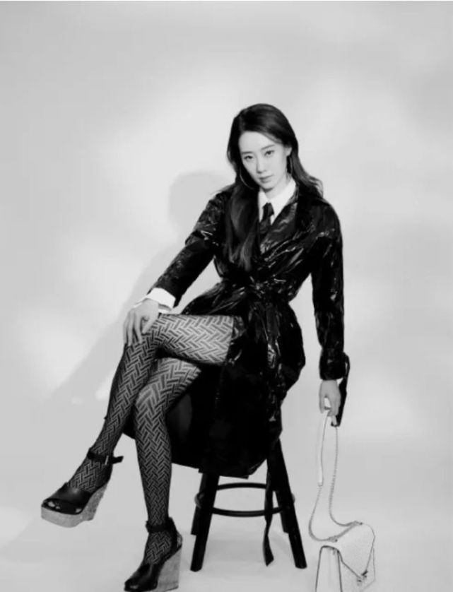 张小斐穿着高跟鞋,翘着二郎腿,大长腿,小v脸儿,好看.