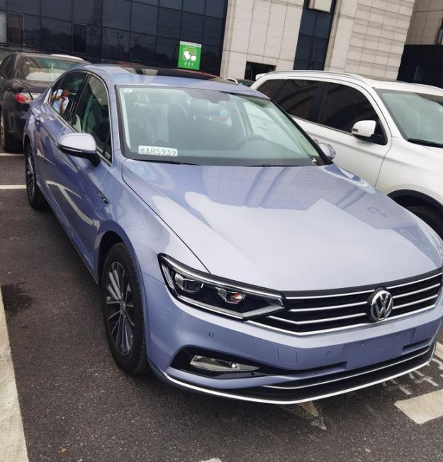 图中这辆海豚灰色的大众迈腾是本地一位小哥花了23万元买的,2020款