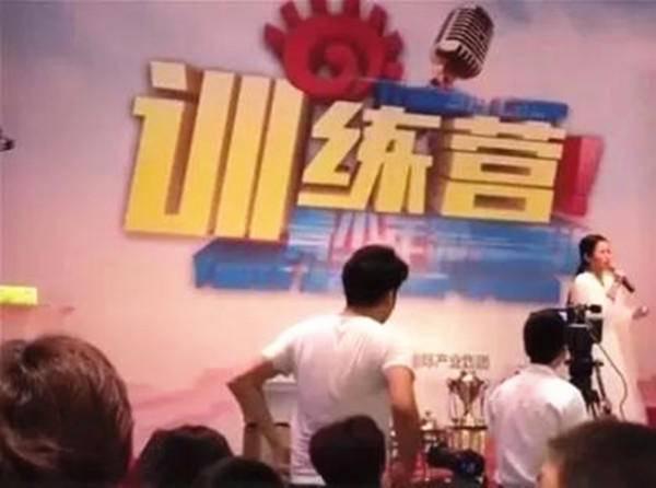 岑怡诺|成功学大师盯上量产神童生意，拜师费19.8万，幼童要给川普当教练