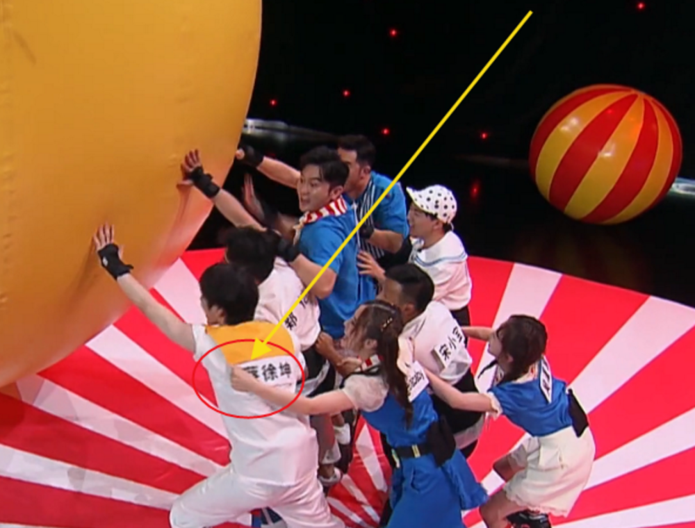 baby拉扯蔡徐坤衣服谁注意蔡徐坤下一秒举动网友炸锅了