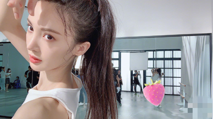 金晨|金晨晒自拍大秀婀娜身姿，蚂蚁腰蜜桃臀全程抢镜，身材超火辣