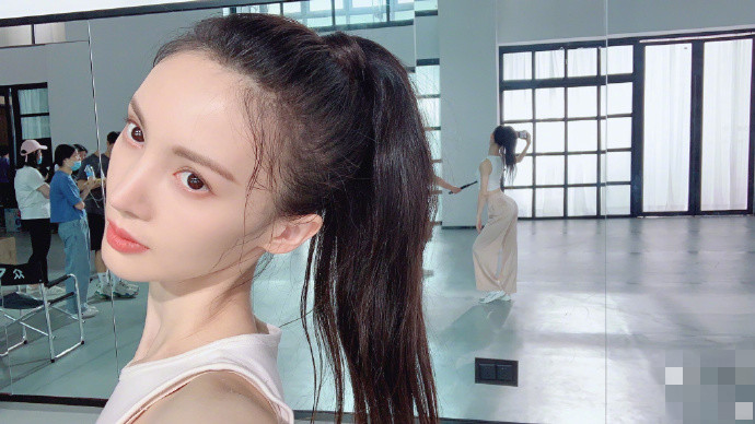 金晨|金晨晒自拍大秀婀娜身姿，蚂蚁腰蜜桃臀全程抢镜，身材超火辣