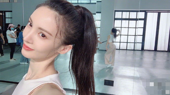 金晨|金晨晒自拍大秀婀娜身姿，蚂蚁腰蜜桃臀全程抢镜，身材超火辣