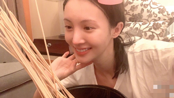 金晨|金晨晒自拍大秀婀娜身姿，蚂蚁腰蜜桃臀全程抢镜，身材超火辣