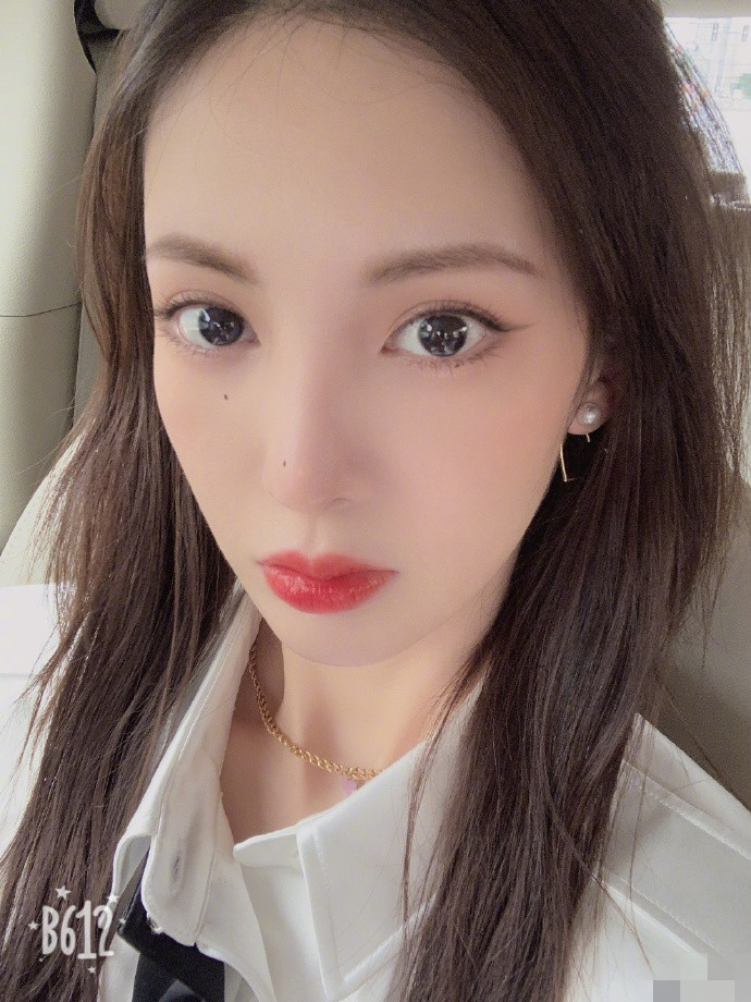 金晨|金晨晒自拍大秀婀娜身姿，蚂蚁腰蜜桃臀全程抢镜，身材超火辣