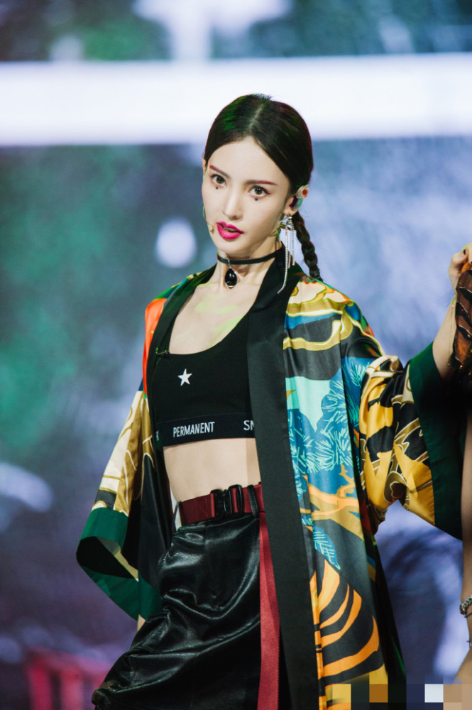 金晨|金晨晒自拍大秀婀娜身姿，蚂蚁腰蜜桃臀全程抢镜，身材超火辣