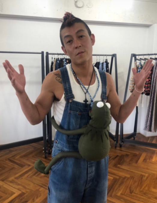 陈冠希|陈冠希染粉色发色，穿白背心配上背带裤，39岁改走韩系风格？