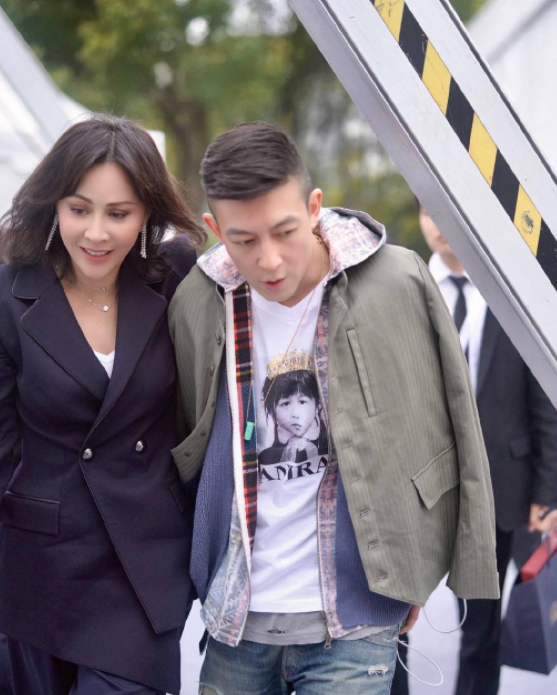 陈冠希|陈冠希染粉色发色，穿白背心配上背带裤，39岁改走韩系风格？