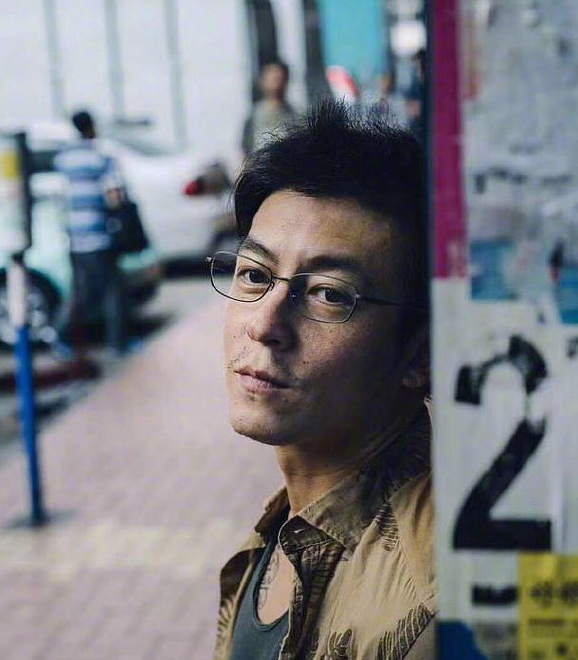 陈冠希|陈冠希染粉色发色，穿白背心配上背带裤，39岁改走韩系风格？