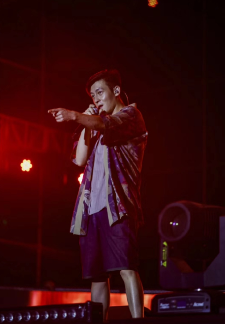 陈冠希|陈冠希染粉色发色，穿白背心配上背带裤，39岁改走韩系风格？