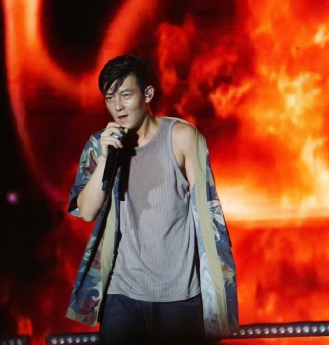 陈冠希|陈冠希染粉色发色，穿白背心配上背带裤，39岁改走韩系风格？