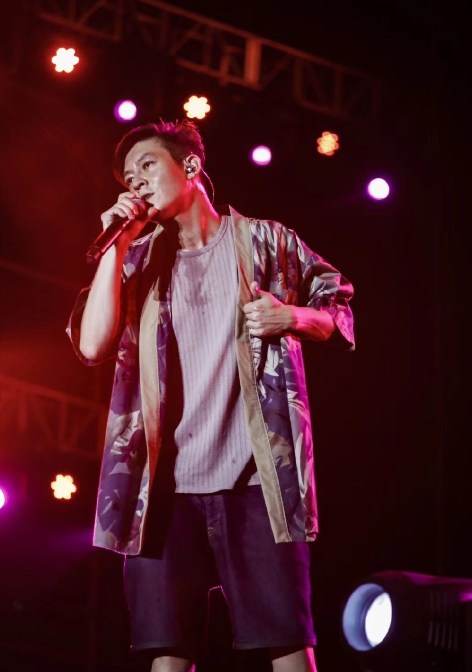 陈冠希|陈冠希染粉色发色，穿白背心配上背带裤，39岁改走韩系风格？