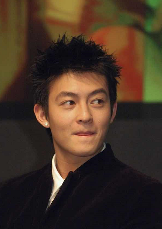 陈冠希|陈冠希染粉色发色，穿白背心配上背带裤，39岁改走韩系风格？