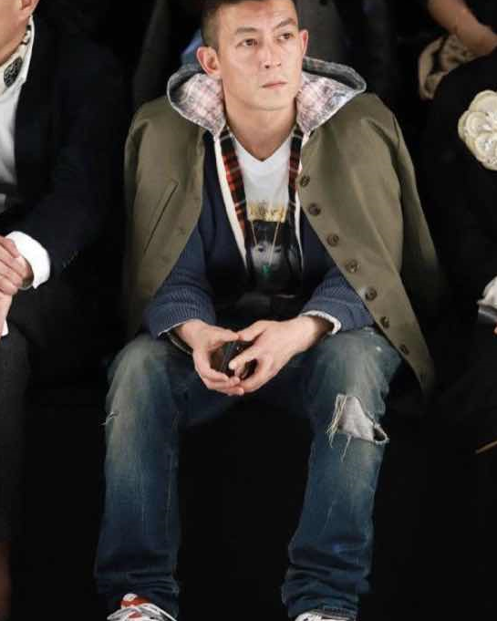 陈冠希|陈冠希染粉色发色，穿白背心配上背带裤，39岁改走韩系风格？