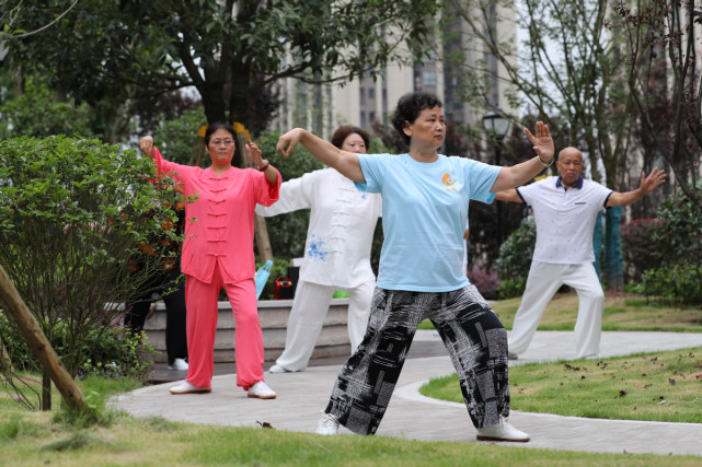 【走向我们的小康生活】重庆:荒坡"变身"生态公园