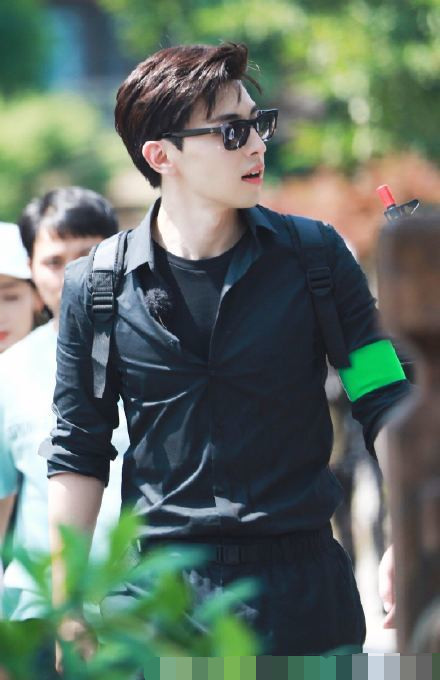 邓伦|邓伦终于“翻身”！高空桥展现超强臂力，再也不是胆小伦了