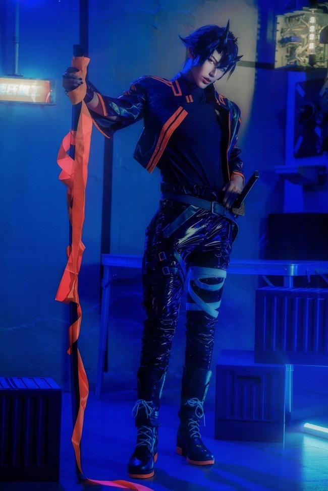 明日方舟炎客cos吸睛大帅哥连微笑和眼神都那么还原