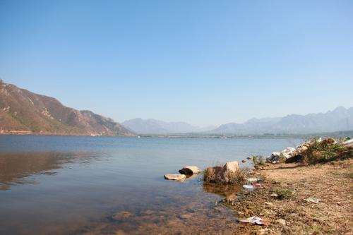 西峪水库|北京周末还宅家里？看看这在水库边上的农家院，出门十米就能钓鱼