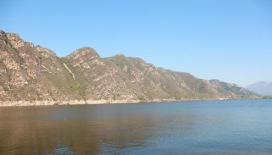 西峪水库|北京周末还宅家里？看看这在水库边上的农家院，出门十米就能钓鱼