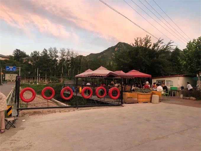 西峪水库|北京周末还宅家里？看看这在水库边上的农家院，出门十米就能钓鱼