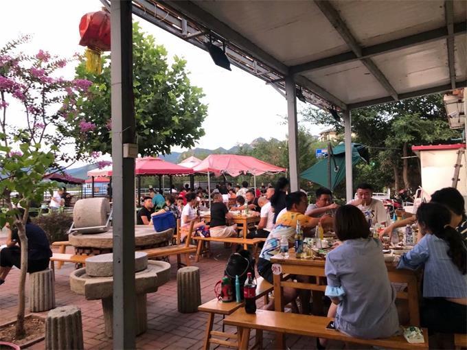 西峪水库|北京周末还宅家里？看看这在水库边上的农家院，出门十米就能钓鱼