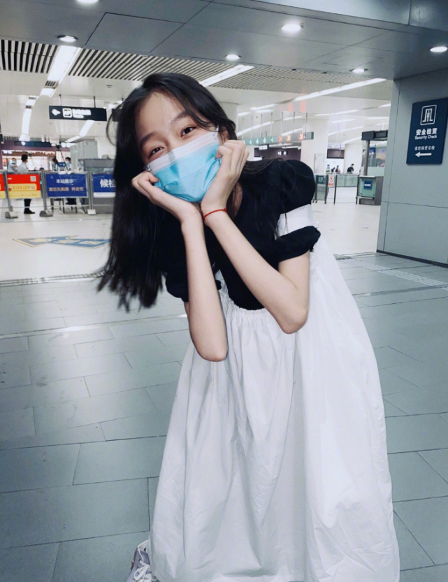 赵薇女儿发育太快12岁就穿jk裙这腰线姐姐们都比不了