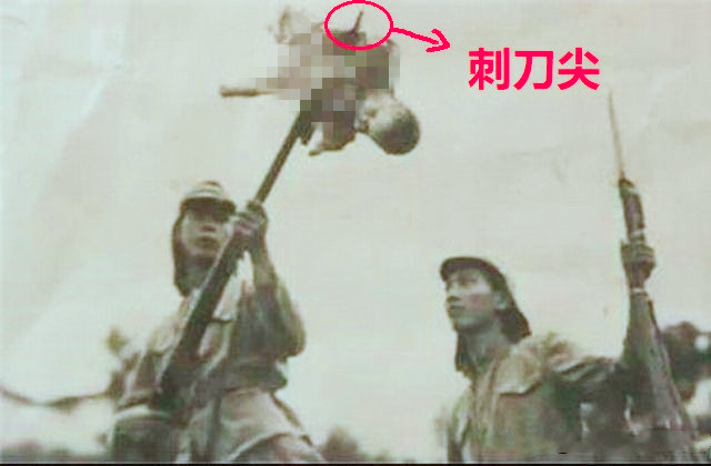 镜头下真实的日本鬼子:图5鬼子用刺刀把孩子挑在空中,比电视剧上的还