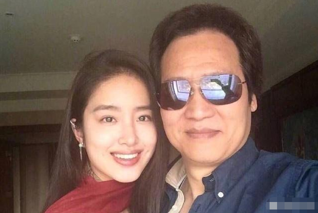 杨采钰|被曝和刘亦菲干爹离婚后，杨采钰晒性感美照，无名指戴戒指疑辟谣