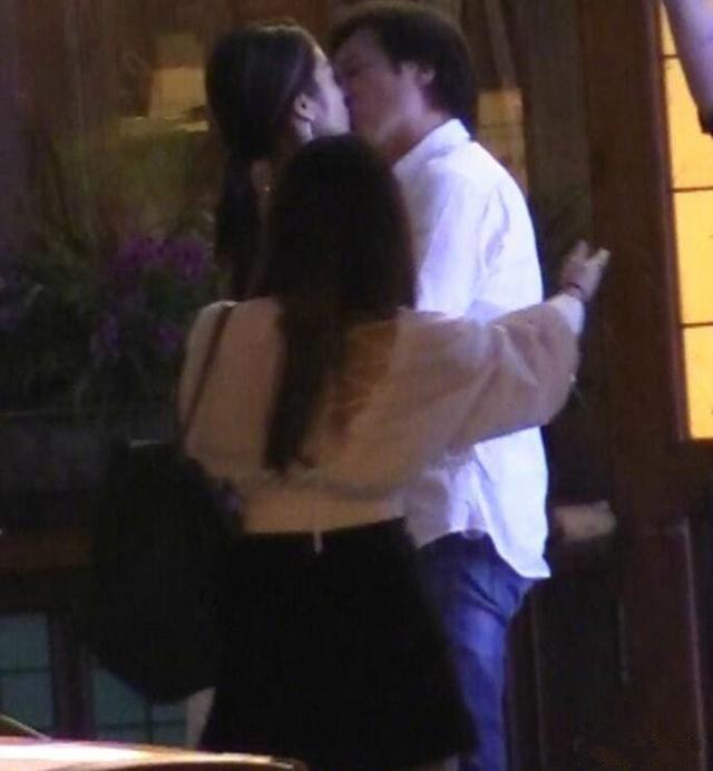 杨采钰|被曝和刘亦菲干爹离婚后，杨采钰晒性感美照，无名指戴戒指疑辟谣