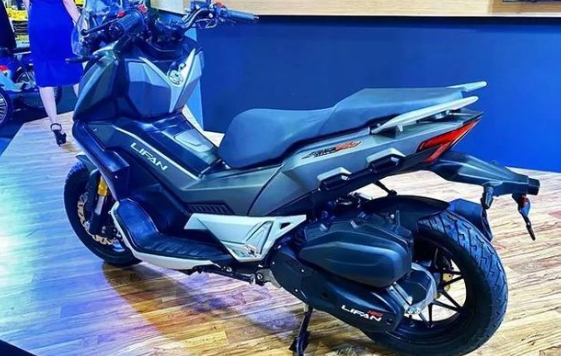 力帆150级adv踏板,单缸水冷国四电喷,运动悬架配abs,前后碟刹