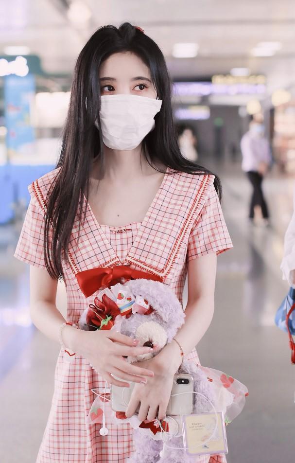 鞠婧祎时尚感有多强露肩上衣配工装裤超有范身材比例太完美