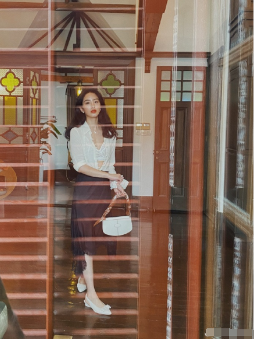 杨采钰|被曝和刘亦菲干爹离婚后，杨采钰晒性感美照，无名指戴戒指疑辟谣