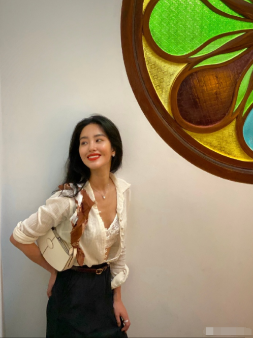 杨采钰|被曝和刘亦菲干爹离婚后，杨采钰晒性感美照，无名指戴戒指疑辟谣