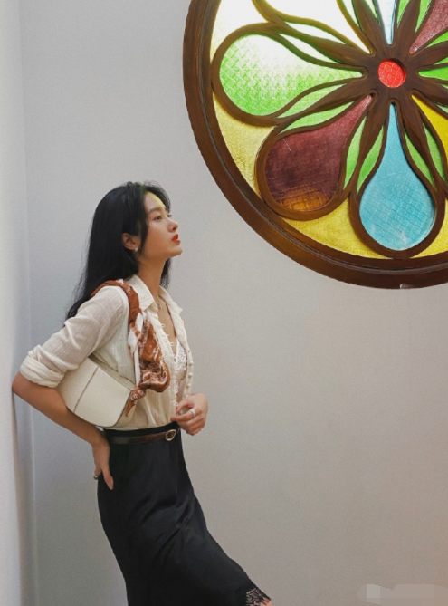 杨采钰|被曝和刘亦菲干爹离婚后，杨采钰晒性感美照，无名指戴戒指疑辟谣