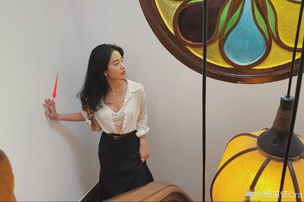 杨采钰|被曝和刘亦菲干爹离婚后，杨采钰晒性感美照，无名指戴戒指疑辟谣