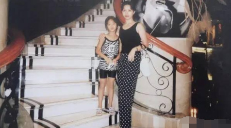 杨采钰|被曝和刘亦菲干爹离婚后，杨采钰晒性感美照，无名指戴戒指疑辟谣