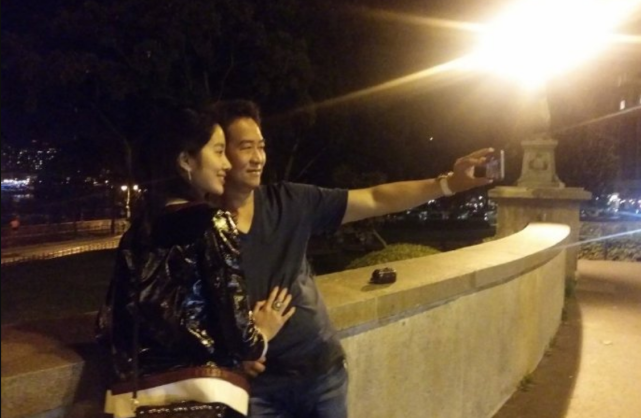 杨采钰|被曝和刘亦菲干爹离婚后，杨采钰晒性感美照，无名指戴戒指疑辟谣