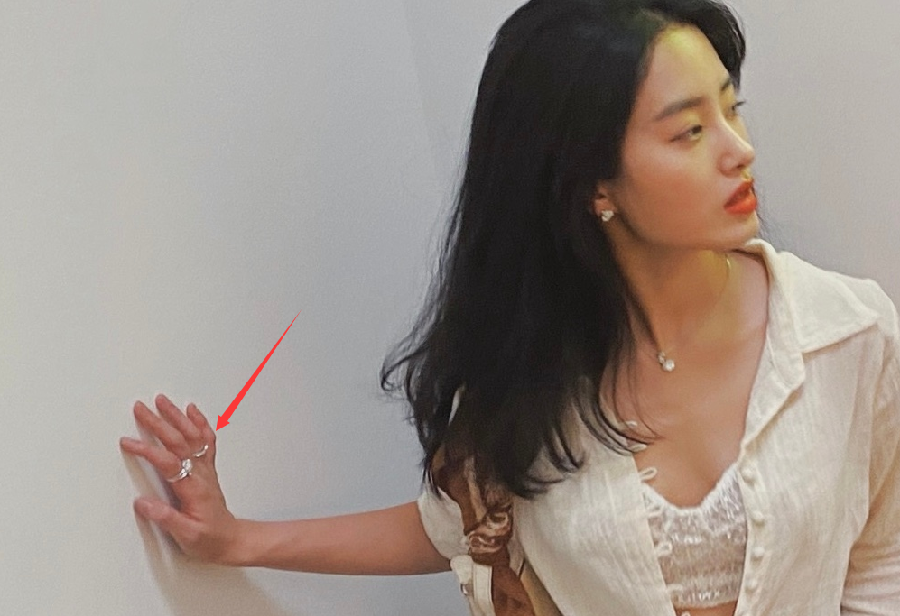 杨采钰|被曝和刘亦菲干爹离婚后，杨采钰晒性感美照，无名指戴戒指疑辟谣