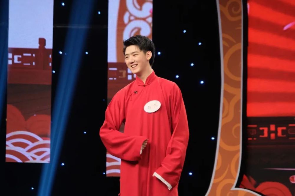 网上抽签产生的,分别是来自天津的相声演员刘芃,来自河北的河南坠子