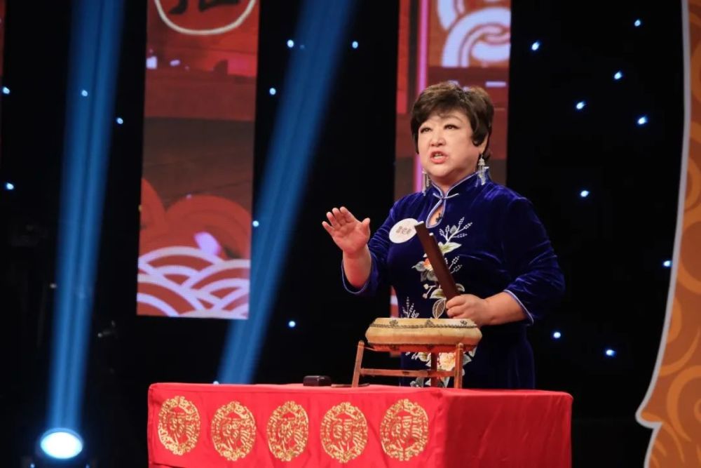 网上抽签产生的,分别是来自天津的相声演员刘芃,来自河北的河南坠子