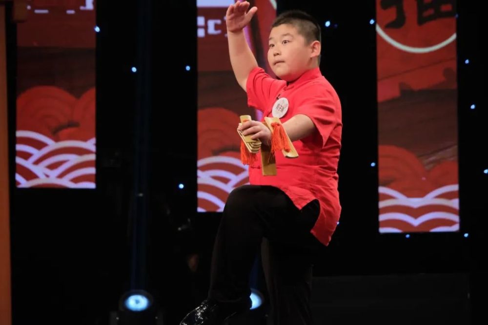 网上抽签产生的,分别是来自天津的相声演员刘芃,来自河北的河南坠子